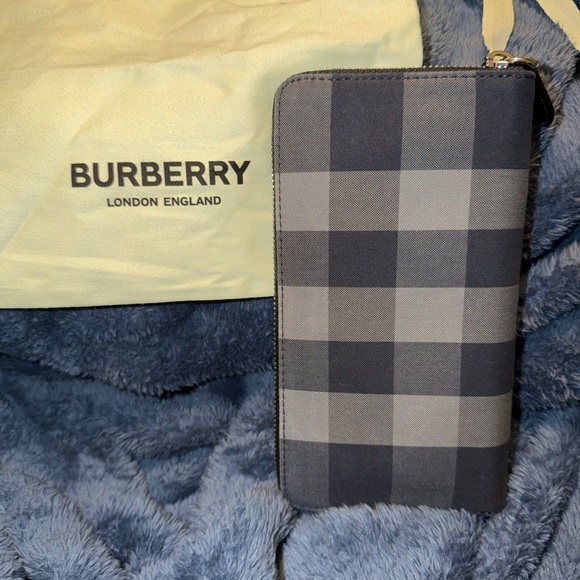 NWT Burberry Navy and Gray Checkered Zippy Wallet - Picture 4 of 12